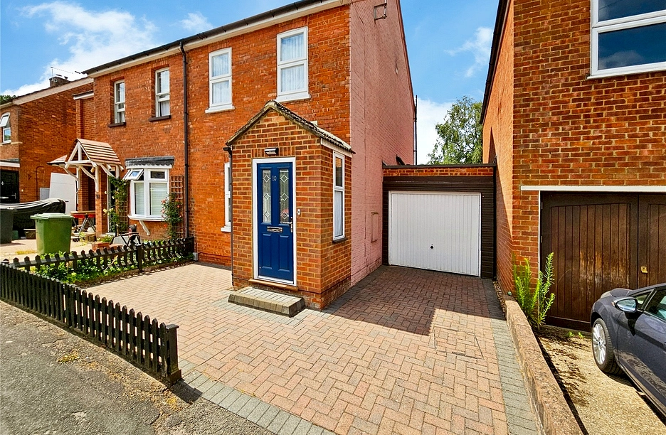 2 bedroom house for sale - Regent Street, Fleet, Hampshire, GU51 - Property View 1