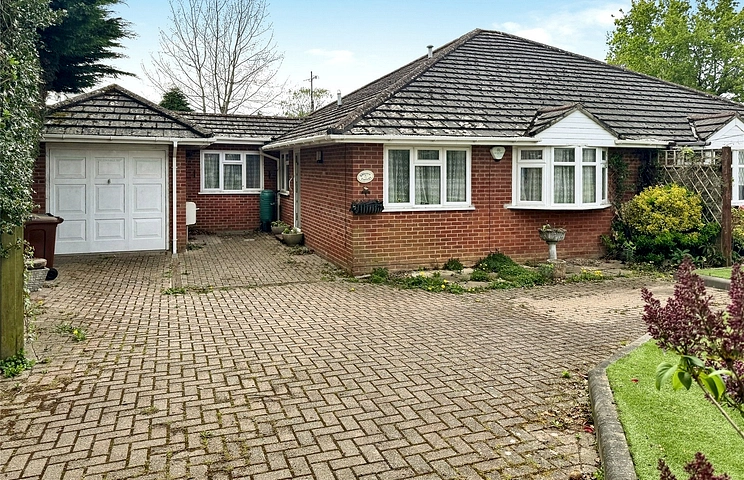 3 bedroom bungalow for sale - Old Wokingham Road, Crowthorne, Berkshire, RG45
