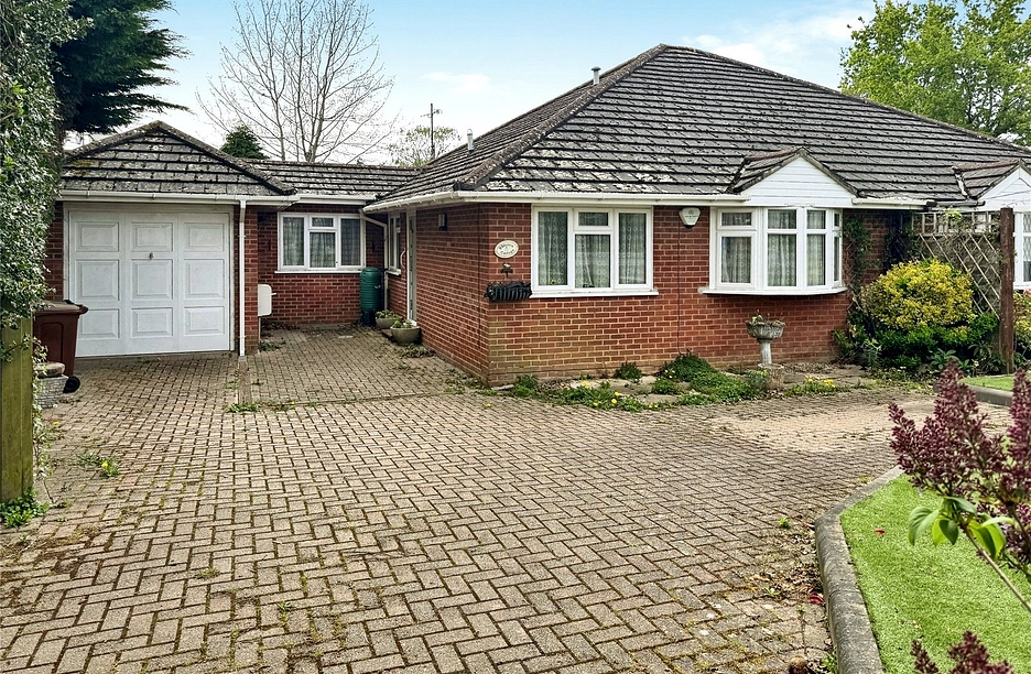 3 bedroom bungalow for sale - Old Wokingham Road, Crowthorne, Berkshire, RG45 - Property View 1