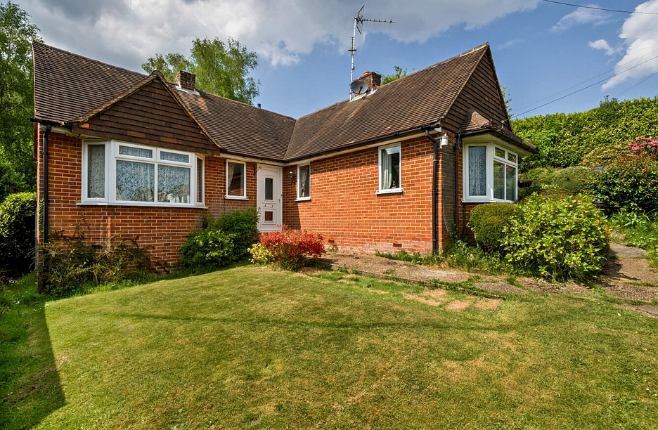 2 bedroom bungalow for sale - Folly Lane North, Farnham, Surrey, GU9 - Property View 1