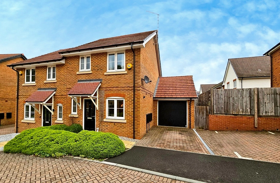 2 bedroom house for sale - Lovegrove, Hook, Hampshire, RG27 - Property View 1