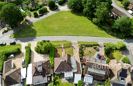 2 bedroom bungalow for sale - Moulsham Copse Lane, Yateley, Hampshire, GU46 - Property View 2