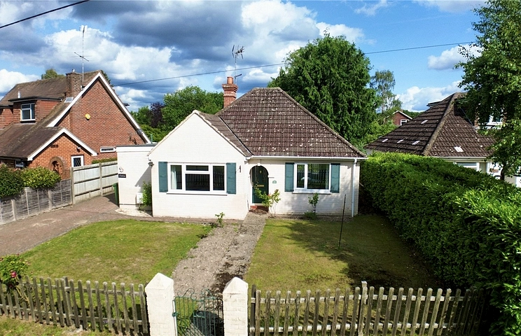 2 bedroom bungalow for sale - Moulsham Copse Lane, Yateley, Hampshire, GU46