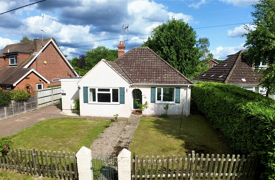 2 bedroom bungalow for sale - Moulsham Copse Lane, Yateley, Hampshire, GU46 - Property View 1