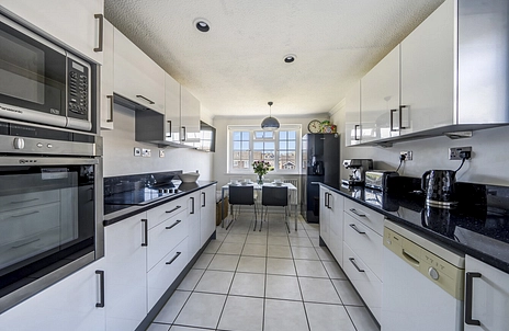 2 bedroom bungalow for sale - Shady Nook, Farnham, Surrey, GU9 - Property View 3