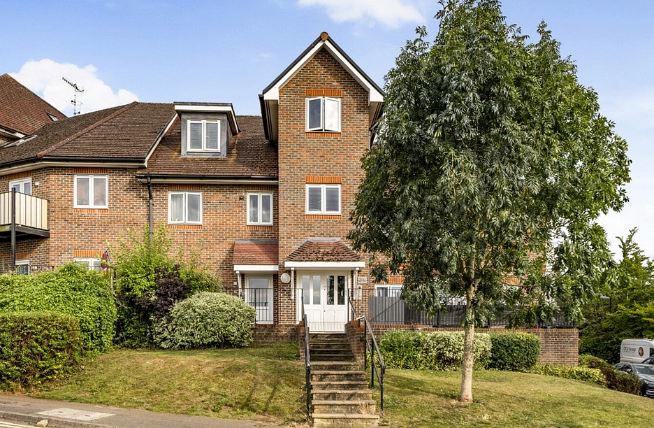 2 bedroom apartment for sale - Hayter Lodge, Gomm Road, High Wycombe, Buckinghamshire, HP13 - Property View 1
