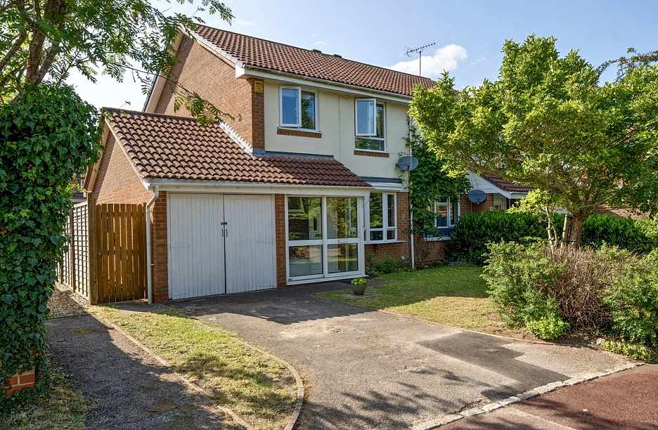 4 bedroom house for sale - Shackleton Way, Woodley, Reading, RG5 - Property View 1