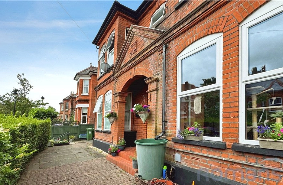 2 bedroom apartment for sale - Cargate Avenue, Aldershot, Hampshire, GU11 - Property View 1