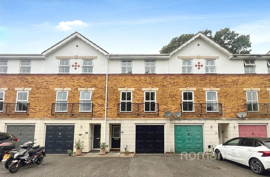 4 bedroom house for sale - Hawker Road, Ash Vale, Aldershot, Surrey, GU12 - Property View 1