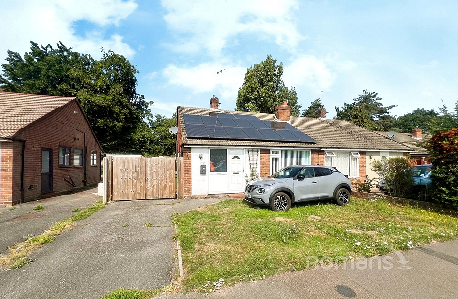 2 bedroom bungalow for sale - Field Way, Aldershot, Hampshire, GU12 - Property View 1