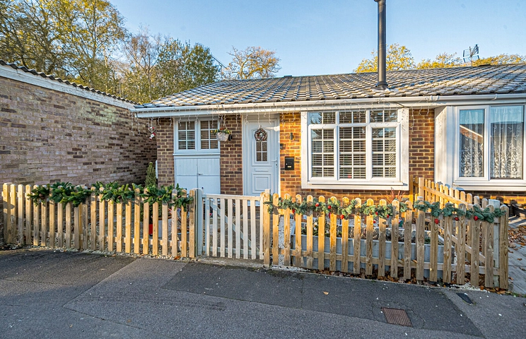 2 bedroom bungalow for sale - Madingley, Bracknell, Berkshire, RG12