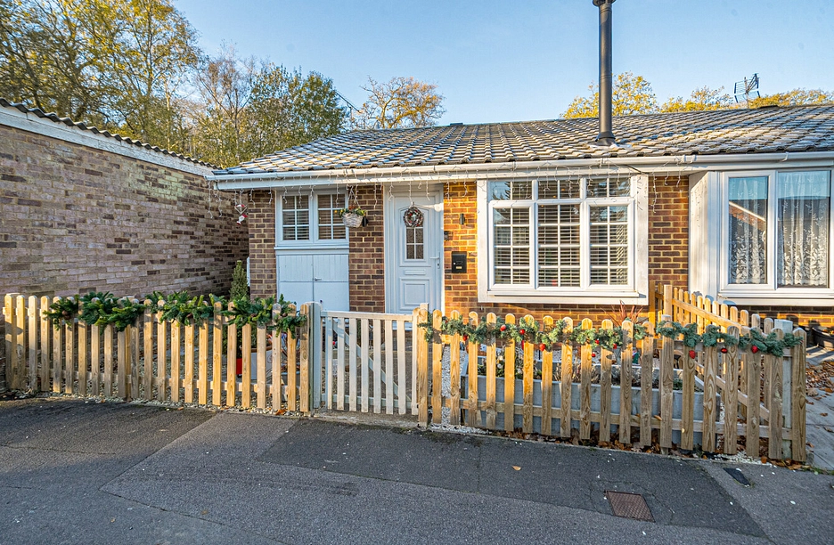 2 bedroom bungalow for sale - Madingley, Bracknell, Berkshire, RG12 - Property View 1