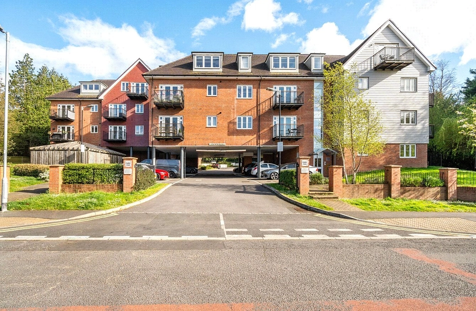 1 bedroom apartment for sale - Cardew Court, Crowthorne Road, Bracknell, Berkshire, RG12 - Property View 1
