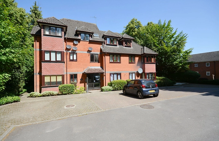 2 bedroom apartment to rent - Crowthorne Lodge, Crowthorne Road, Bracknell, RG12