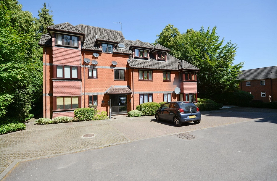 2 bedroom apartment to rent - Crowthorne Lodge, Crowthorne Road, Bracknell, RG12 - Property View 1