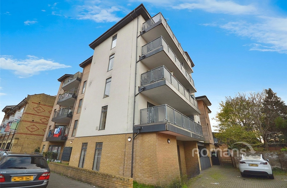 studio to rent - Blake House, Bishops Road, Slough, SL1 - Property View 1