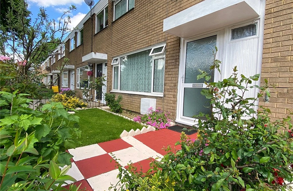 4 bedroom house for sale - Caswell Close, Farnborough, Hampshire, GU14 - Property View 1