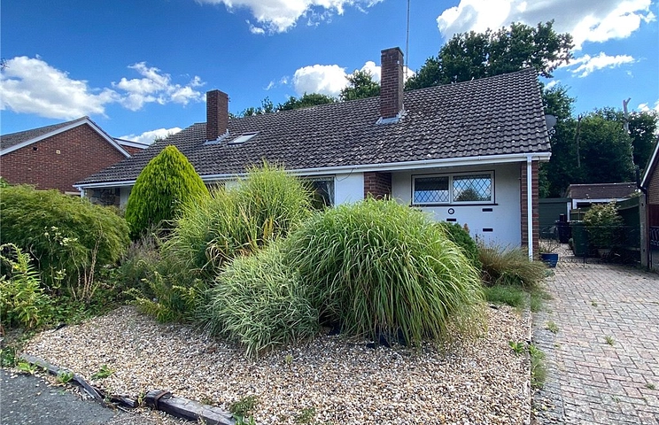 3 bedroom bungalow for sale - Hazel Road, Mytchett, Camberley, Surrey, GU16