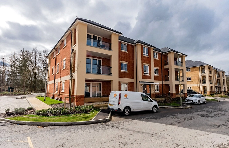2 bedroom apartment for sale - Kingfisher House, Hurst Avenue, Blackwater, Camberley, GU17
