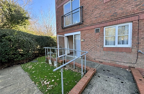 2 bedroom apartment for sale - Collingwood, Farnborough, Hampshire, GU14 - Property View 2