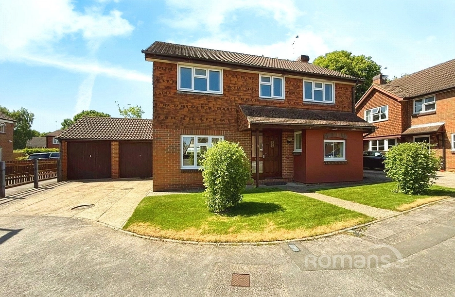 4 bedroom house to rent - Whitebeam Gardens, Farnborough, GU14 - Property View 1