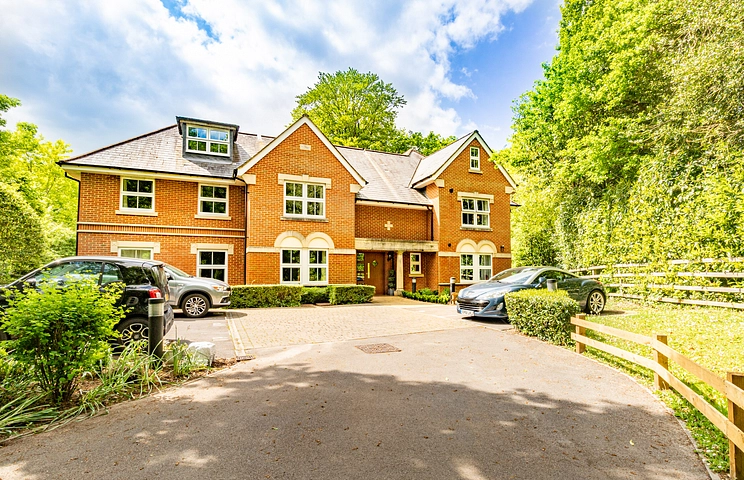 2 bedroom apartment for sale - Tall Pines, Gally Hill Road, Fleet, Hampshire, GU52