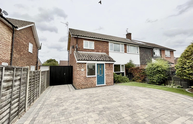 3 bedroom house for sale - Alton Road, Fleet, Hampshire, GU51
