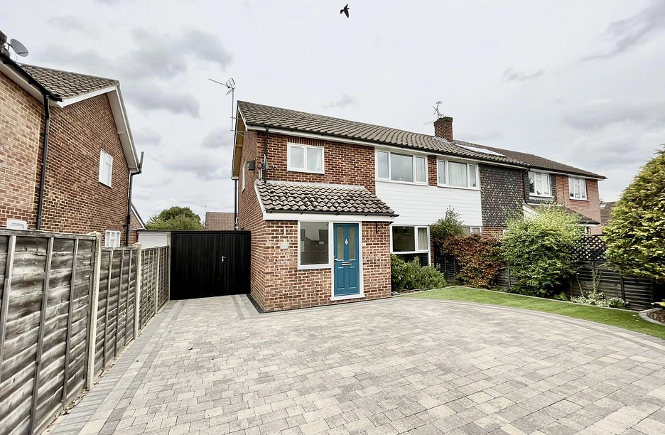 3 bedroom house for sale - Alton Road, Fleet, Hampshire, GU51 - Property View 1