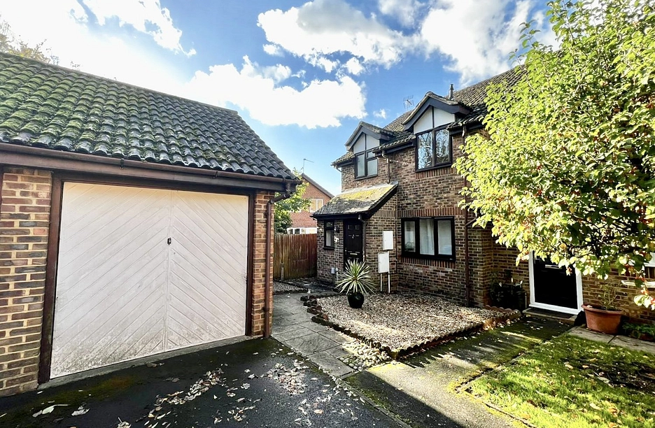 3 bedroom house for sale - Barn Meadow Close, Church Crookham, Fleet, GU52 - Property View 1