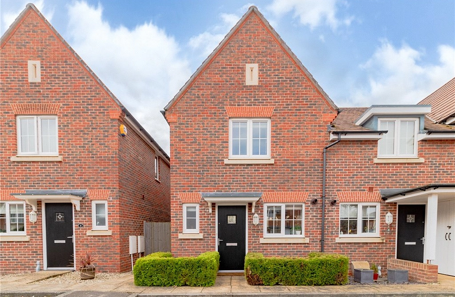 2 bedroom house for sale - Hatts Close, Hartley Wintney, Hook, RG27 - Property View 1