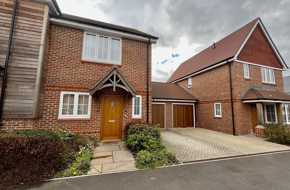 2 bedroom house for sale - Emerald Avenue, Fleet, Hampshire, GU51 - Property View 1