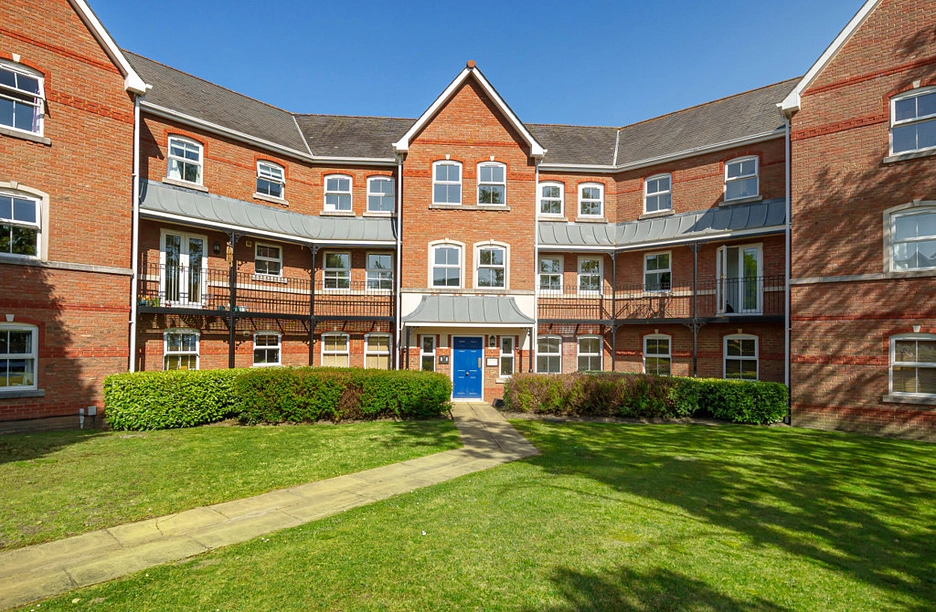 2 bedroom apartment for sale - Mayfair Court, Turners Avenue, Elvetham Heath, Hampshire, GU51 - Property View 1