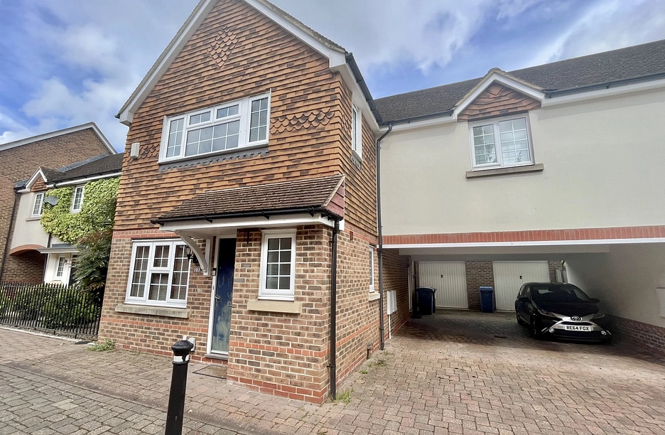 3 bedroom house for sale - The West Hundreds, Fleet, Hampshire, GU51 - Property View 1