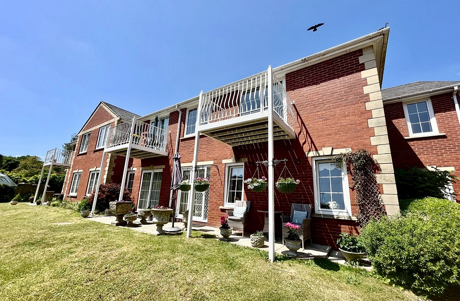 2 bedroom apartment for sale - Hartford Court, Hartley Wintney, Hook, Hampshire, RG27 - Property View 1