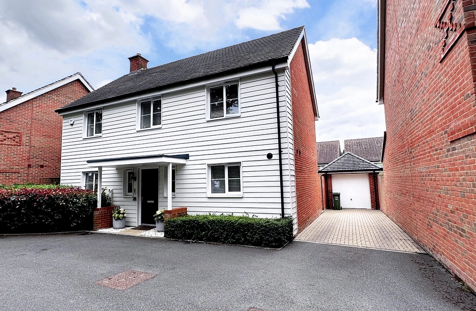 4 bedroom house for sale - Rana Drive, Church Crookham, Fleet, Hampshire, GU52 - Property View 1