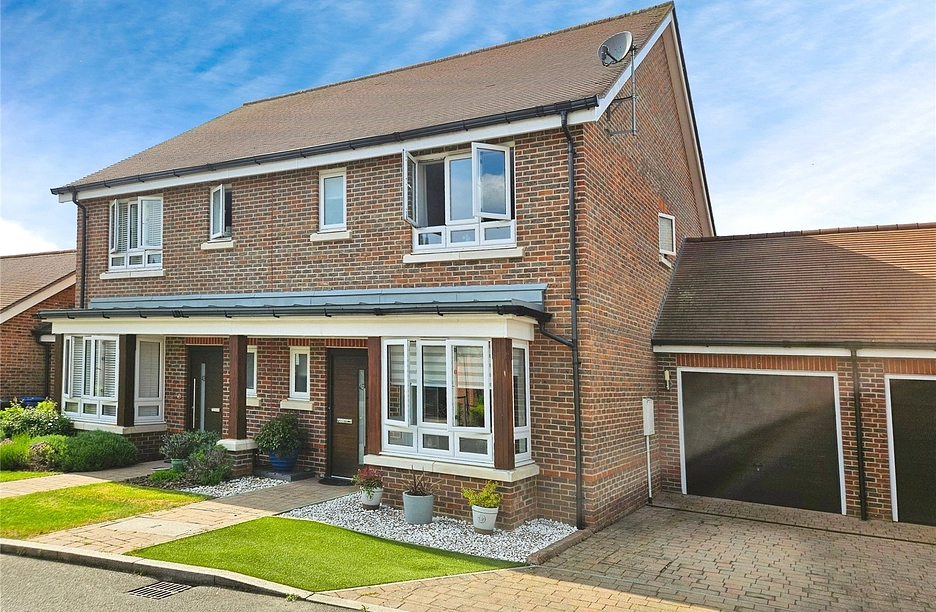 3 bedroom house for sale - Willowbourne, Fleet, Hampshire, GU51 - Property View 1