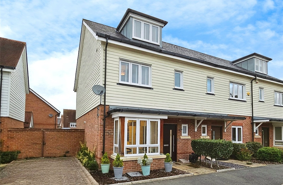 3 bedroom house for sale - Foxtails, Fleet, Hampshire, GU51 - Property View 1