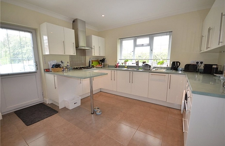 3 bedroom bungalow for sale - Badger Court, Hale Road, Farnham, Surrey, GU9 - Property View 3