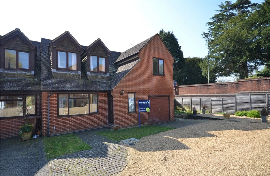 3 bedroom house for sale - Radford Close, Farnham, Surrey, GU9 - Property View 1