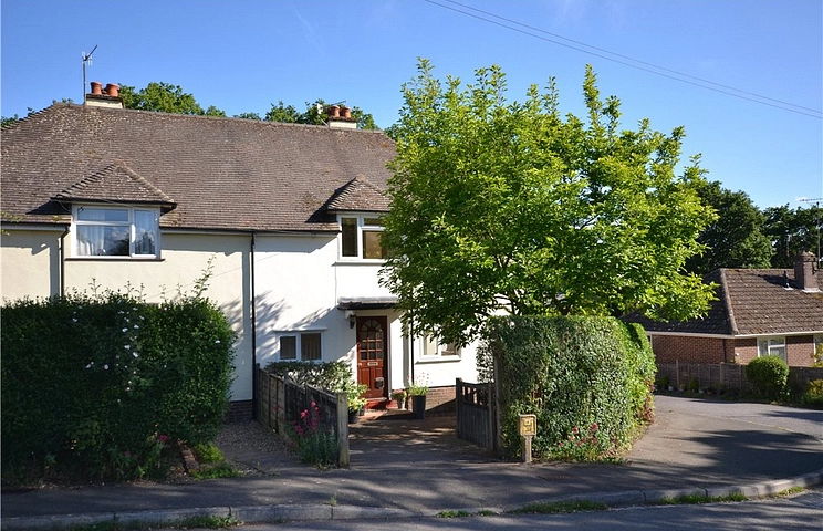 3 bedroom house for sale - Lodge Hill Road, Lower Bourne, Farnham, Surrey, GU10