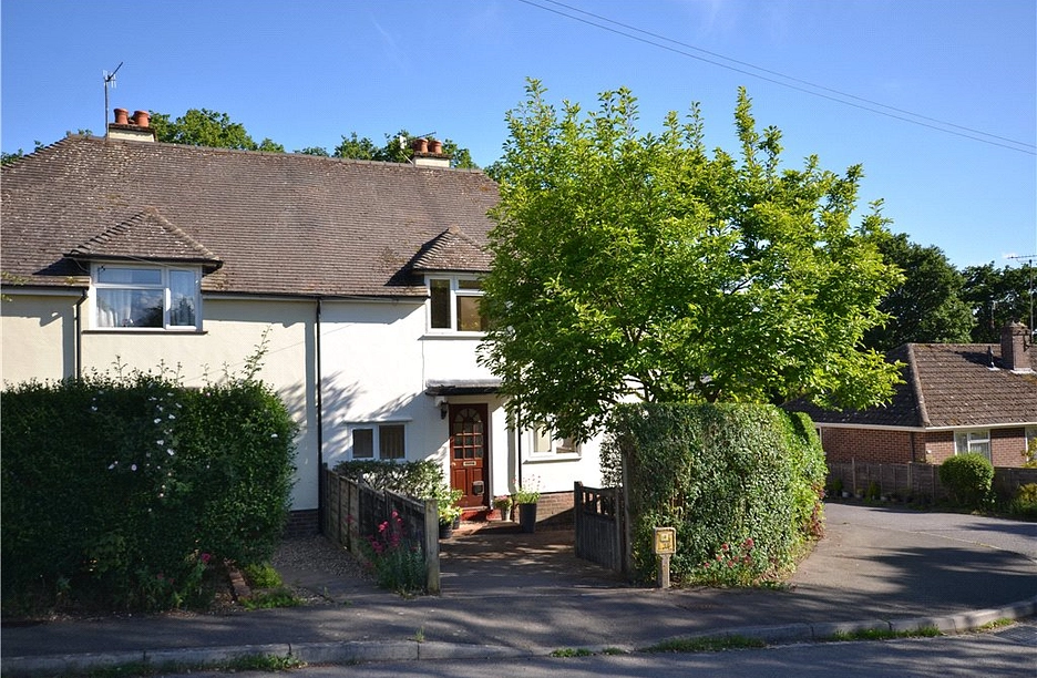 3 bedroom house for sale - Lodge Hill Road, Lower Bourne, Farnham, Surrey, GU10 - Property View 1