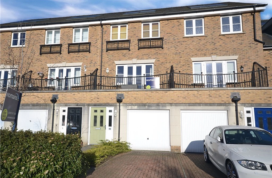 4 bedroom house for sale - Manor Road, Farnham, Surrey, GU9 - Property View 1