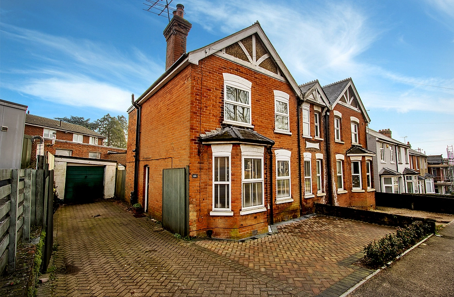 3 bedroom house for sale - Farnborough Road, Farnham, Surrey, GU9 - Property View 1