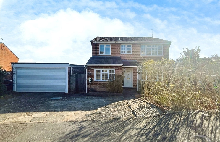 4 bedroom house for sale - Windermere Way, Farnham, GU9