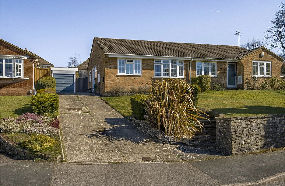 2 bedroom bungalow for sale - Shady Nook, Farnham, Surrey, GU9 - Property View 1