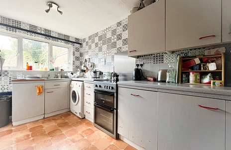 3 bedroom house for sale - The Chantrys, Farnham, Surrey, GU9 - Property View 2
