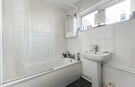 3 bedroom house for sale - The Chantrys, Farnham, Surrey, GU9 - Property View 3