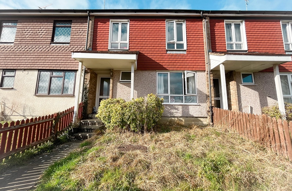 3 bedroom house for sale - The Chantrys, Farnham, Surrey, GU9 - Property View 1