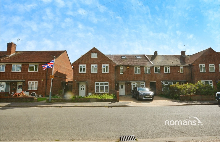 4 bedroom property to rent - Pinn Close, Uxbridge, UB8