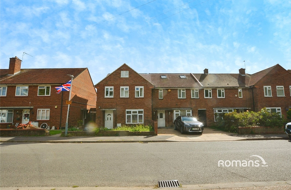 4 bedroom property to rent - Pinn Close, Uxbridge, UB8 - Property View 1
